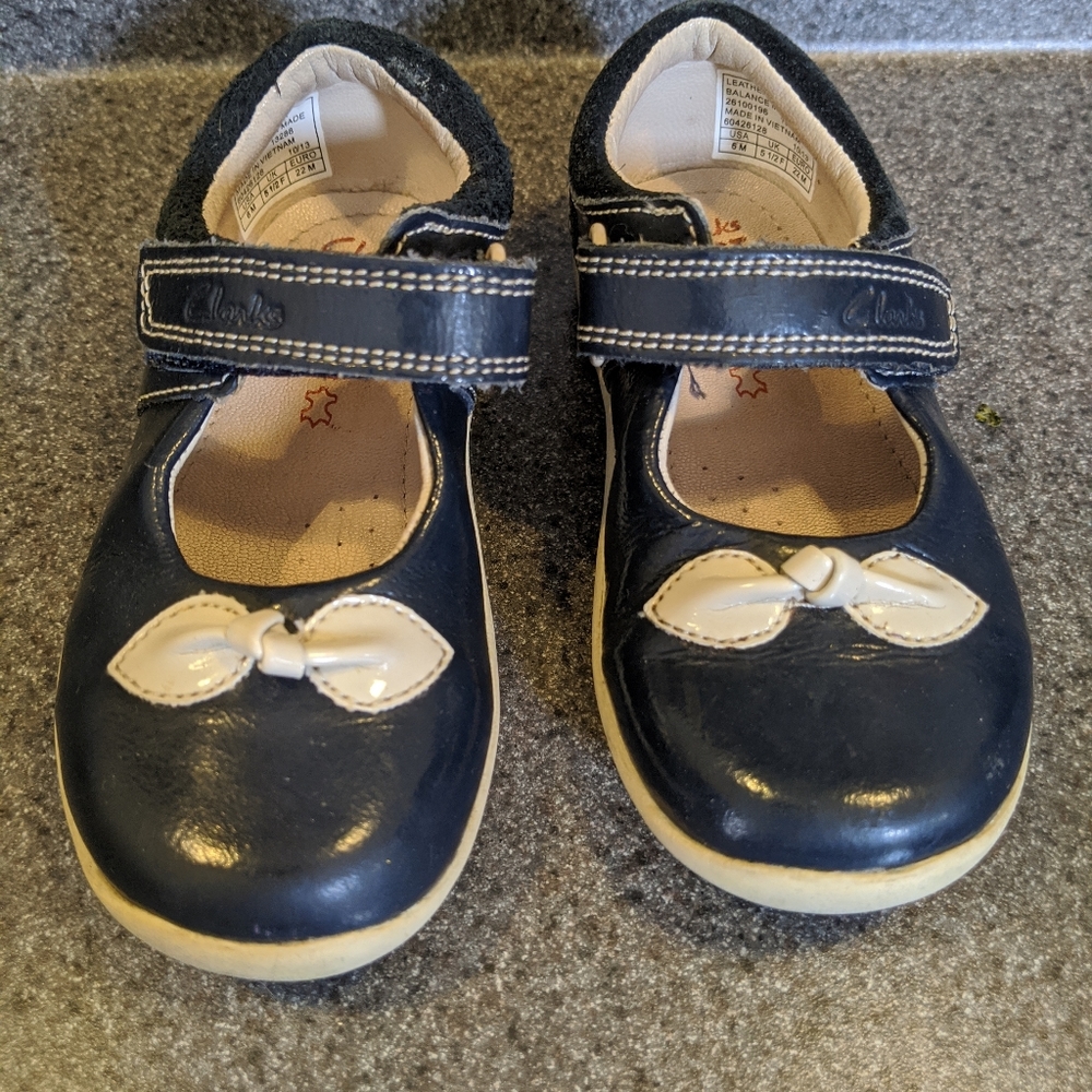 Cute Clarks shoes size 6m